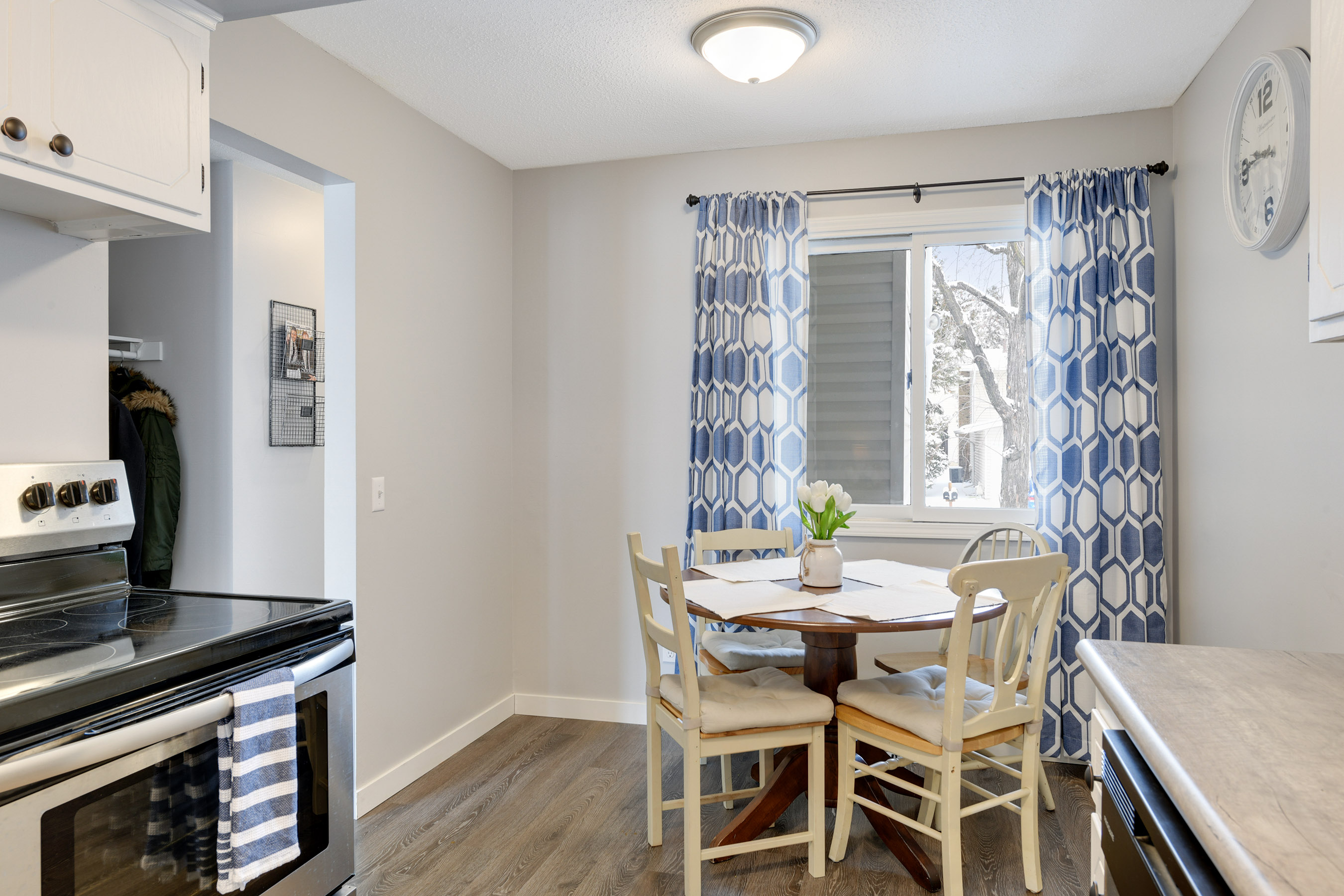 Huge kitchen with eat-in Dining