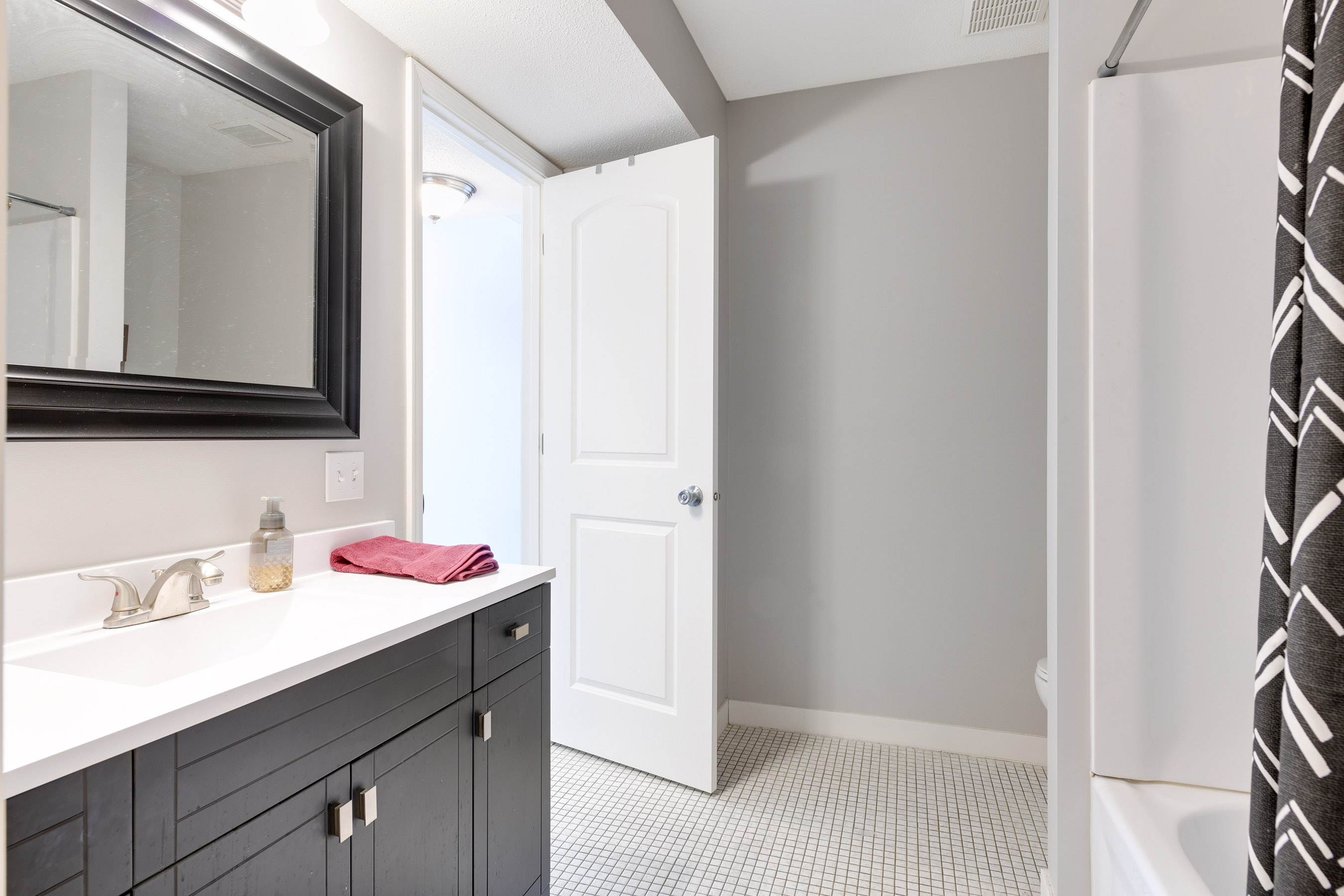 Upper level Full Bathroom