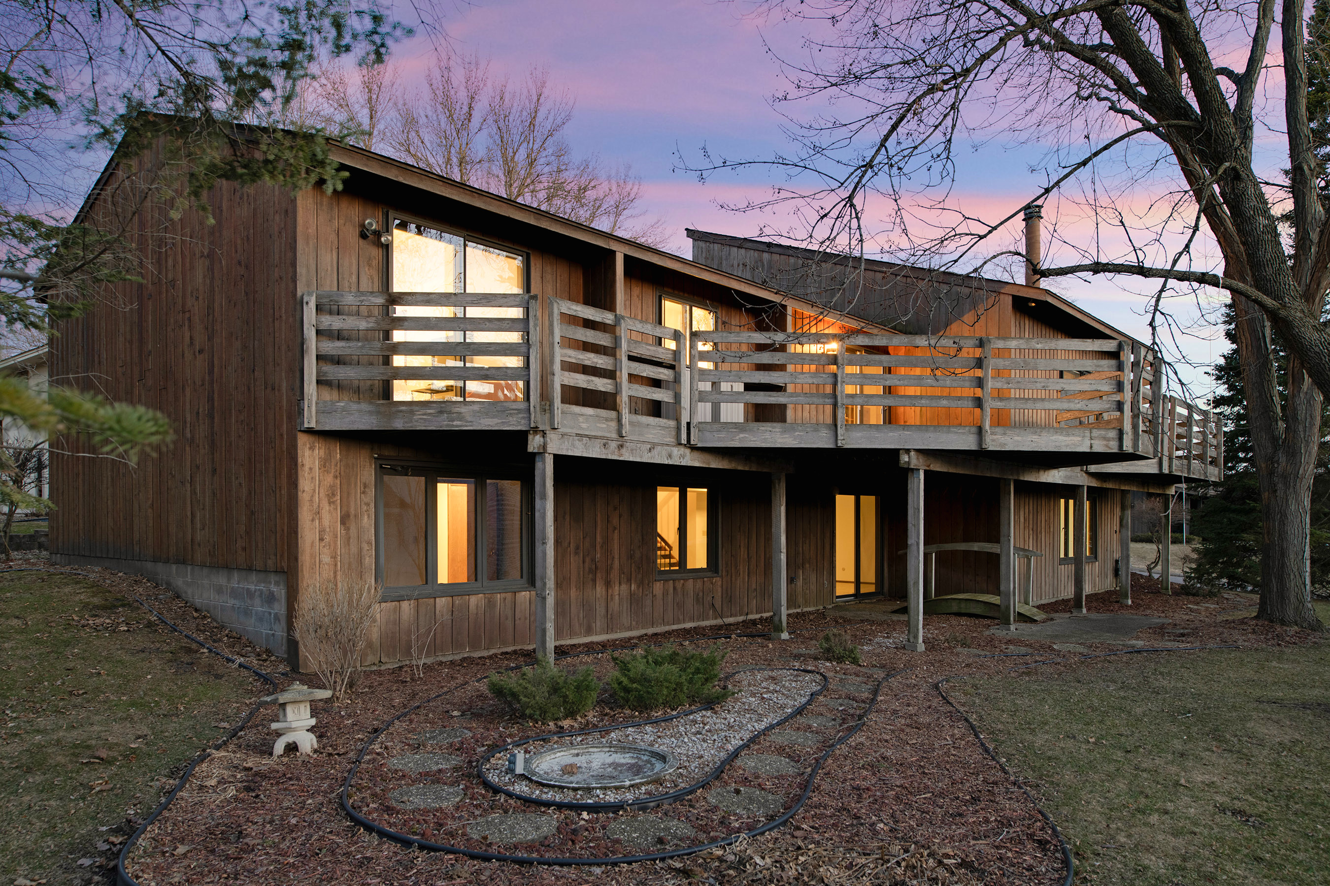 Ideal deck for summer dinners and watch the setting sun over Hyland Park!