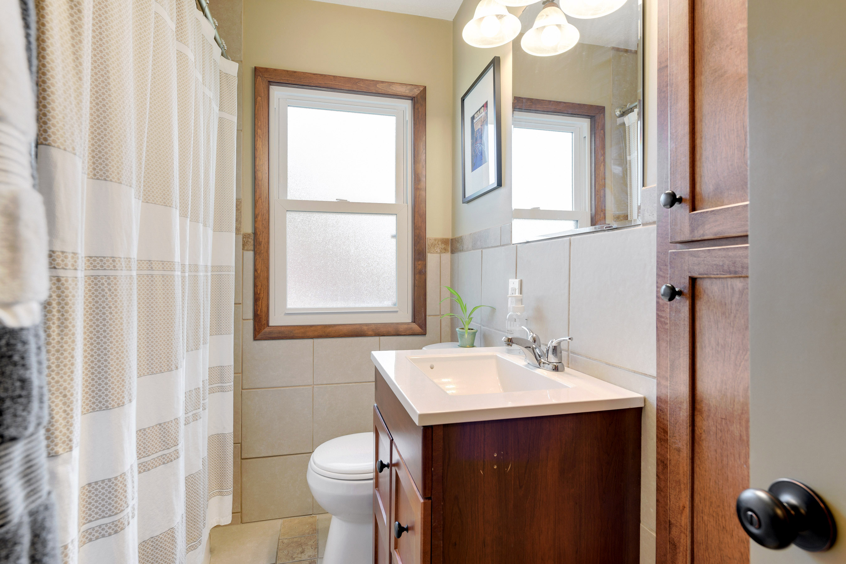 Renovated Main floor Full Bathroom
