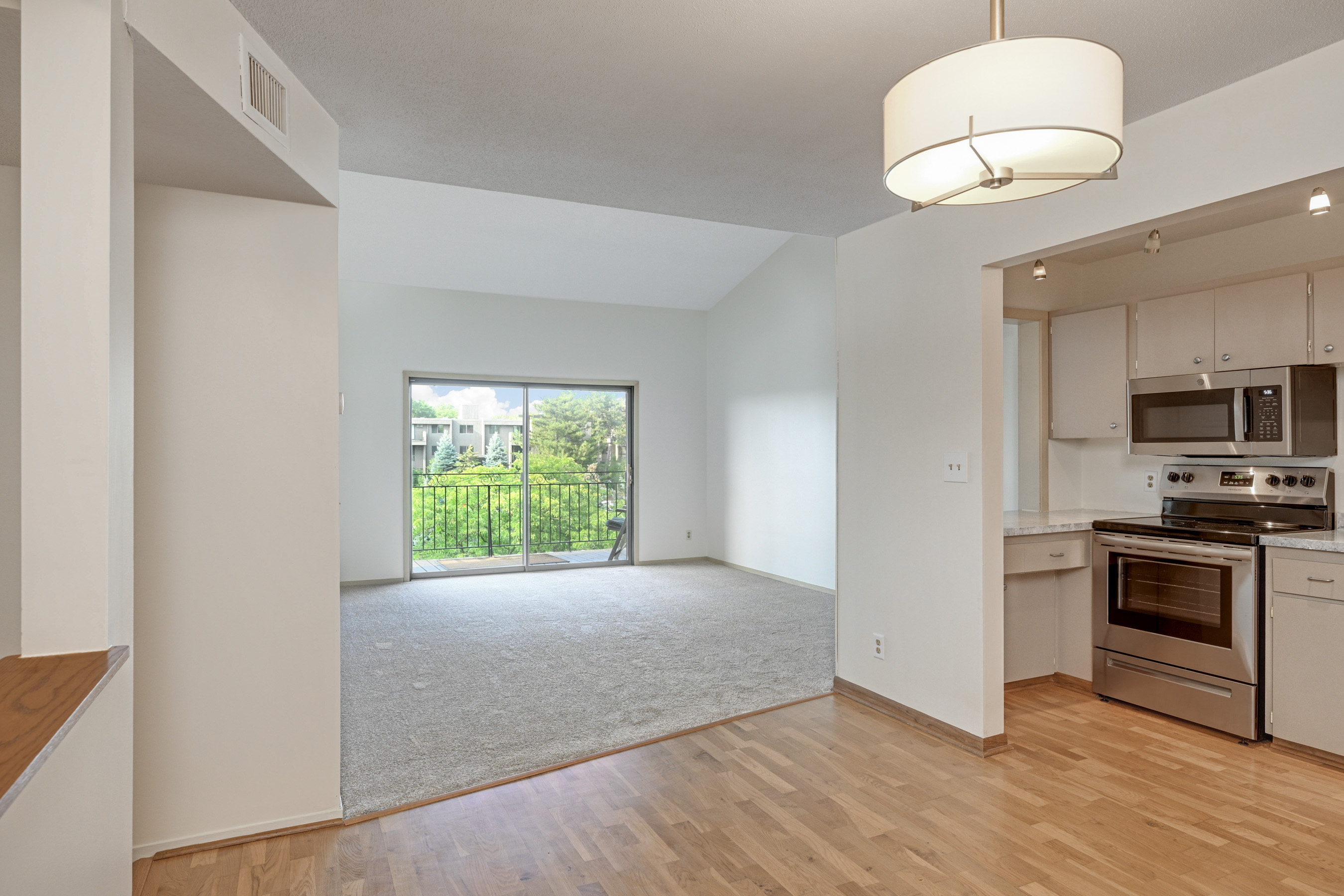 Vaulted ceiling , upper level unit