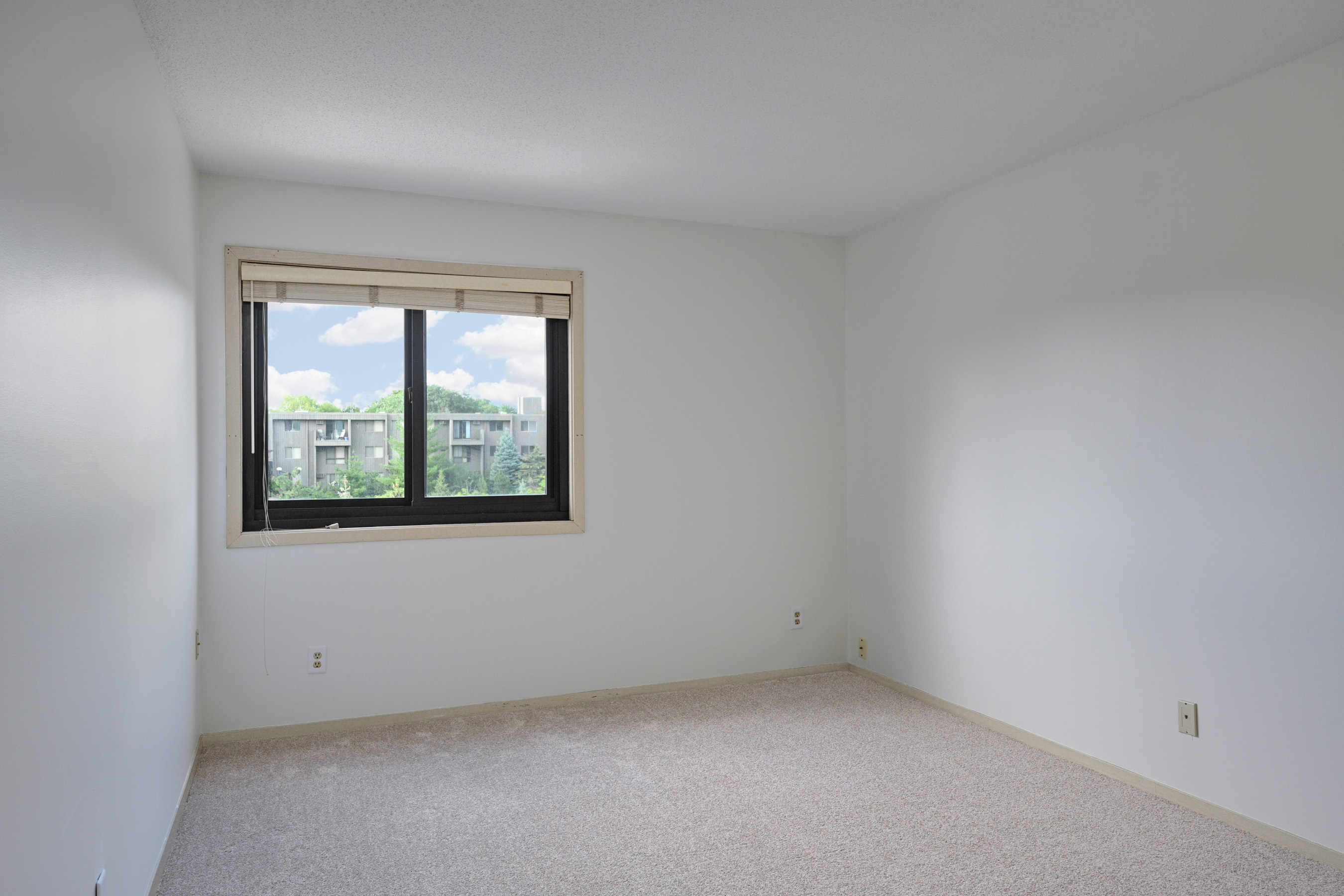 Large 2nd Bedroom, Office or Den
