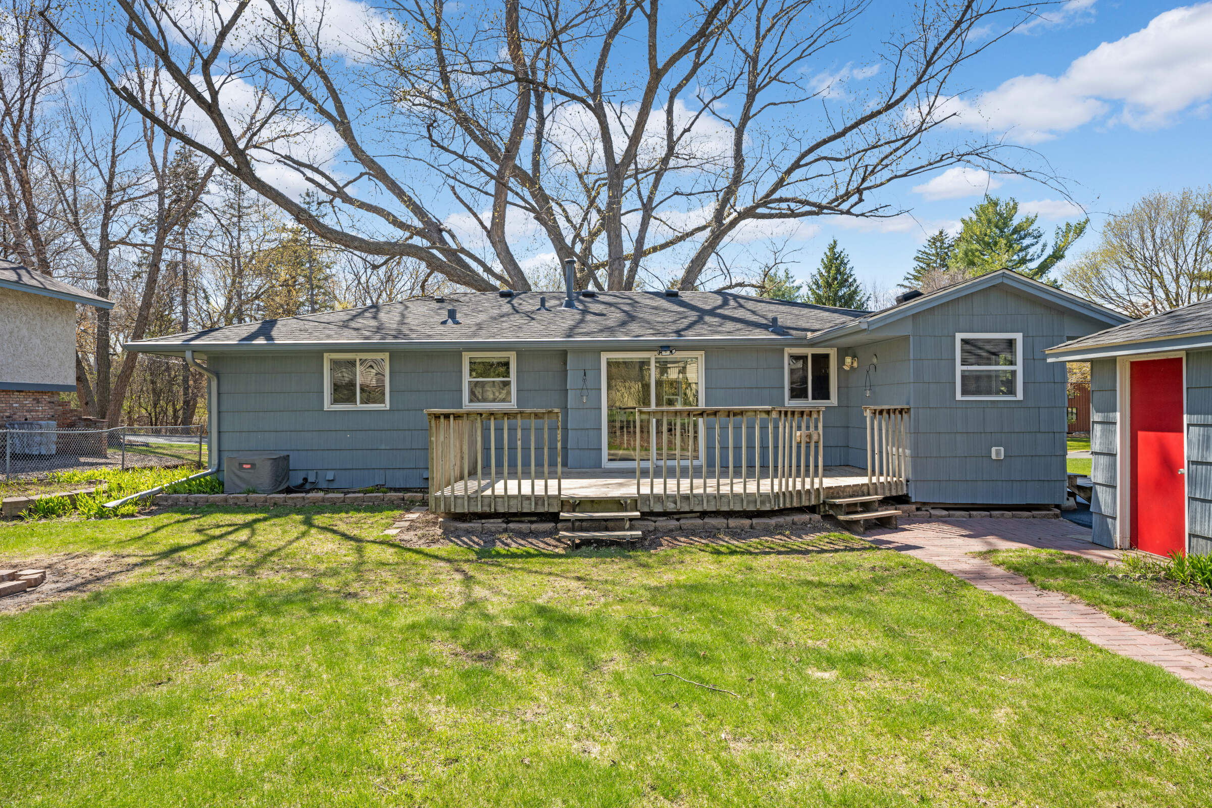 Ample sized Deck for entertaining