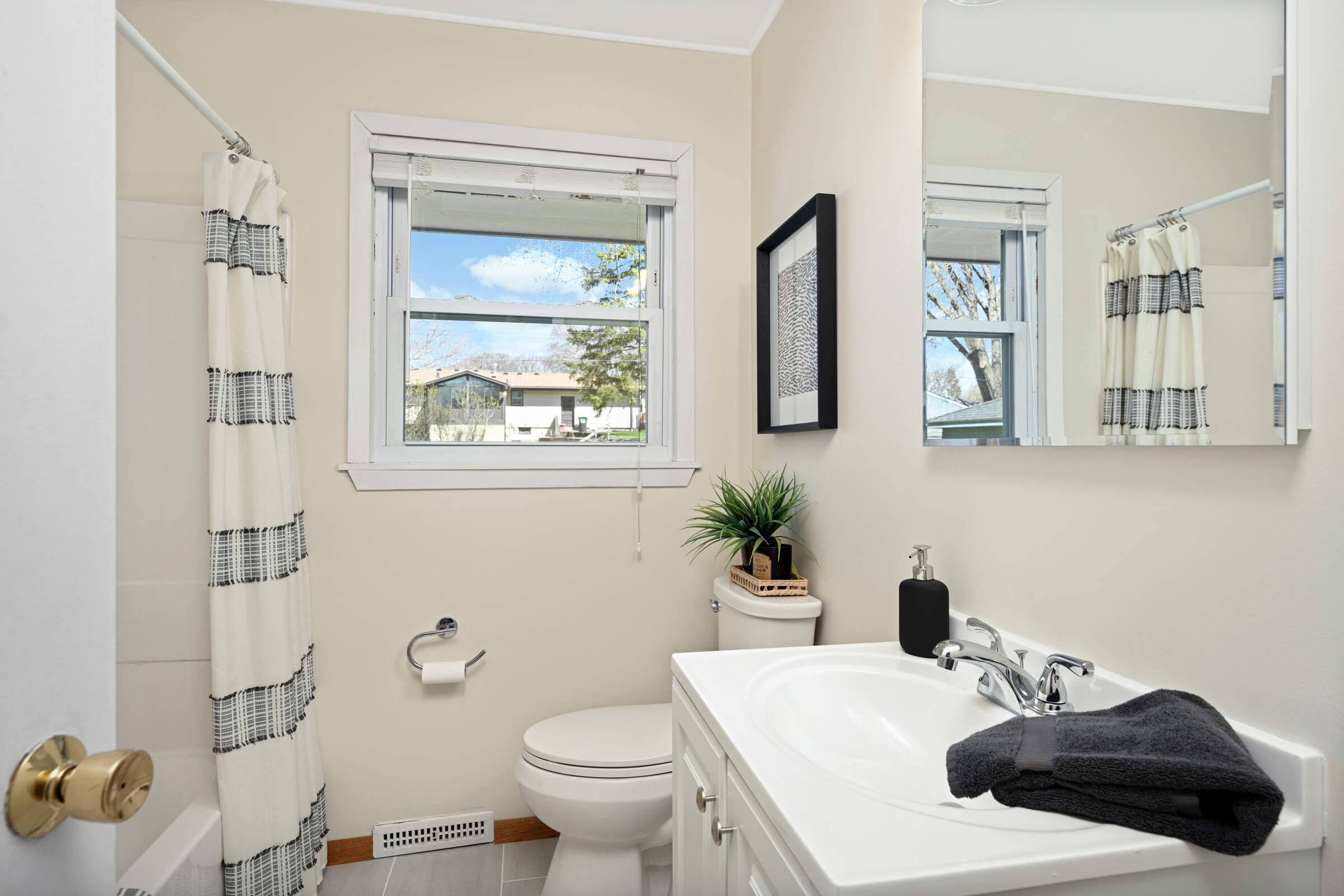 Main floor full Bathroom with Vent